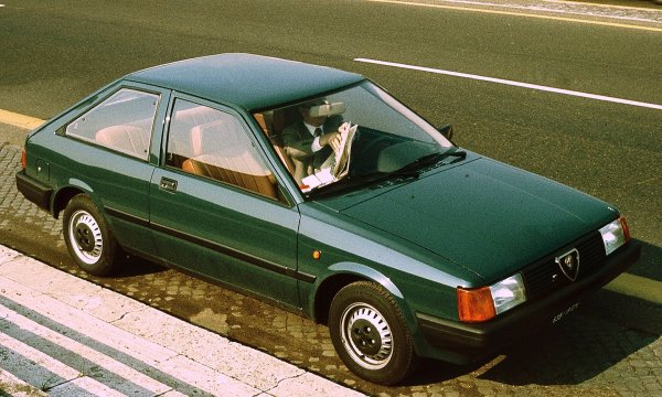 Alfa Romeo Arna е акроним на " Alfa Romeo Nissan Autoveicoli ", което означава "моторни превозни средства Alfa Rome Nissan", но също и женско италианско име. Правеше се между 1983 и 1987 г. Компанията беше основана на 9 октомври 1980 г. като съвместно предприятие 50:50 между италианската и японската автомобилни компании.

Но Arna взе най-лошите, а не добрите черти на “родителите“. Колата тресеше, ръждясваше бързо, беше тромав. Това не само уби бързо продажбите на модела, но потопи и неговата „сестра“ от Nissan - Cherry Europe. Лоялните клиенти я отбягваха в полза на истинската японска Cherry. Интересното е, че след като с намесата на правителството Alfa Romeo беше спасена от фалит и купена от Fiat, първата работа на новите босове беше да спрат Arna.


